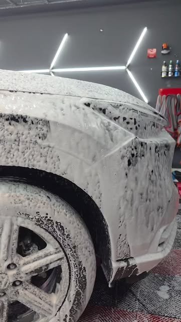 Carro coberto de snow foam durante a lavagem técnica