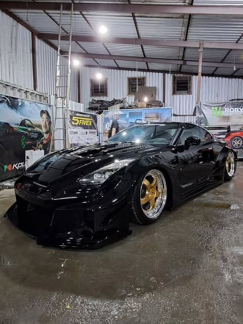 Nissan GT-R preto widebody com rodas douradas